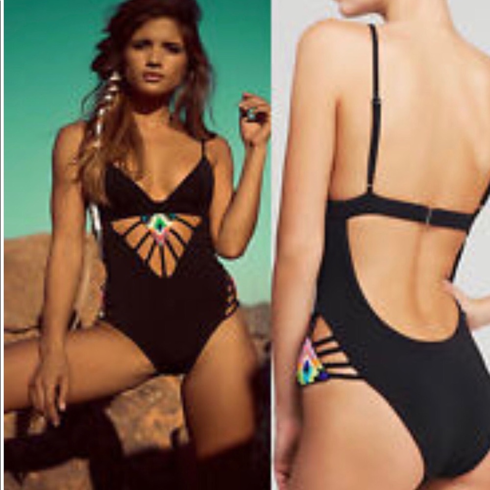 Adorable Monokini! 💁🏼‍♀️💋